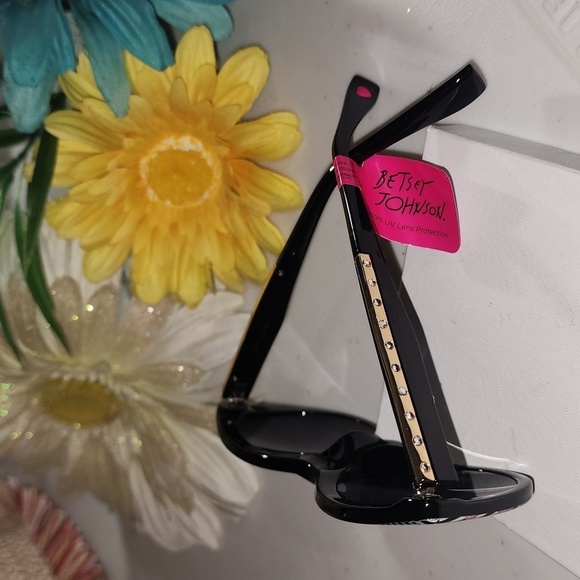 NWT BETSEY JOHNSON SUNGLASSES - Picture 3 of 6